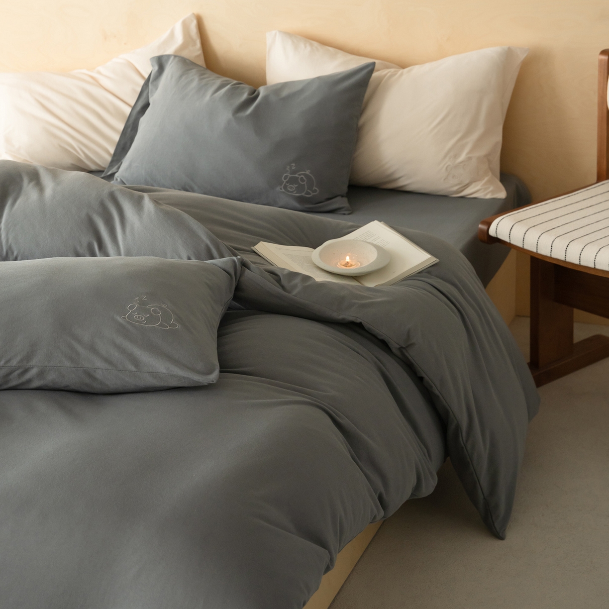 91家纺网 家纺一手货源 找家纺 华超针织 2026新款全棉天竺棉针织刺绣四件套-猪事顺利 猪事顺利-深灰