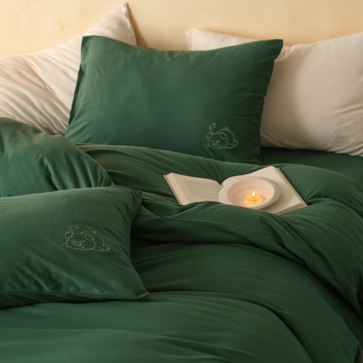 91家纺网 家纺一手货源 找家纺 华超针织 2026新款全棉天竺棉针织刺绣四件套-猪事顺利 猪事顺利-墨绿