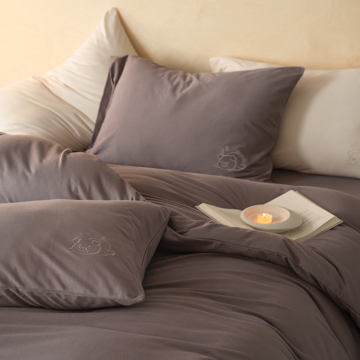 91家纺网 家纺一手货源 找家纺 华超针织 2026新款全棉天竺棉针织刺绣四件套-猪事顺利 猪事顺利-藕色