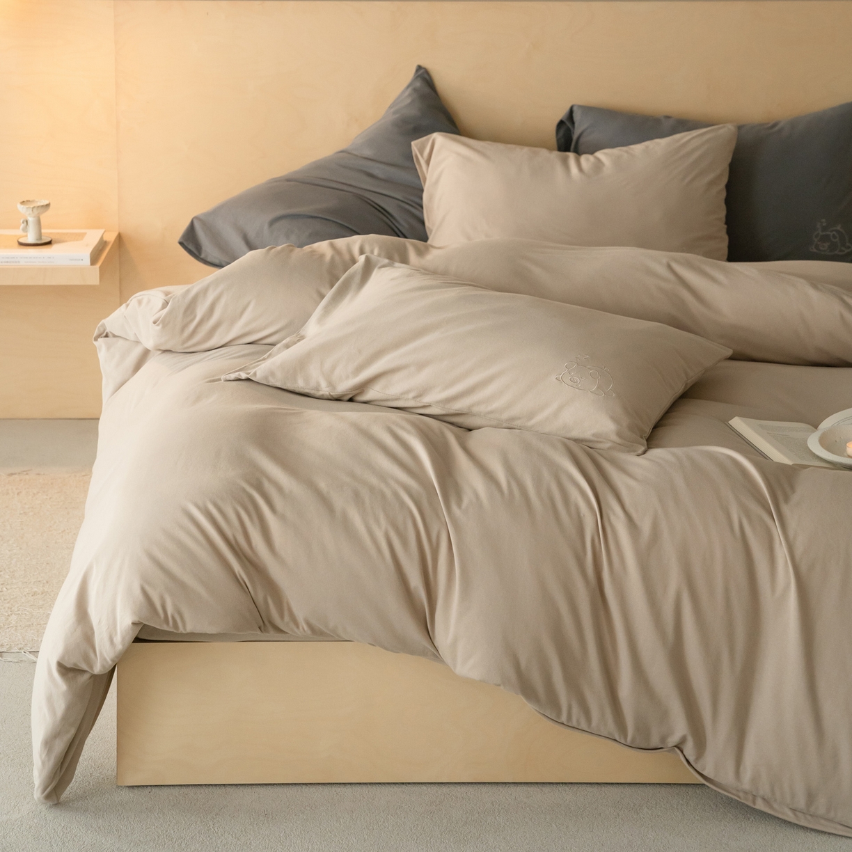 91家纺网 家纺一手货源 找家纺 华超针织 2026新款全棉天竺棉针织刺绣四件套-猪事顺利 猪事顺利-杏色