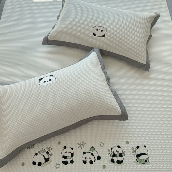 91家纺网 家纺一手货源 找家纺 凯罗 2026新款华夫格凉泡泡绣花凉席席子-床席款 奶熊兜兜