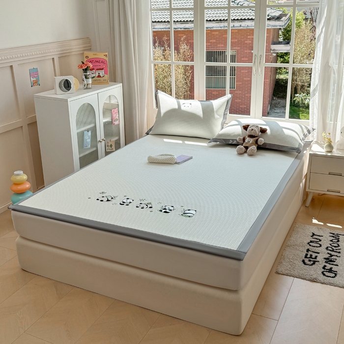 91家纺网 家纺一手货源 找家纺 凯罗 2026新款华夫格凉泡泡绣花凉席席子-床席款 奶熊兜兜