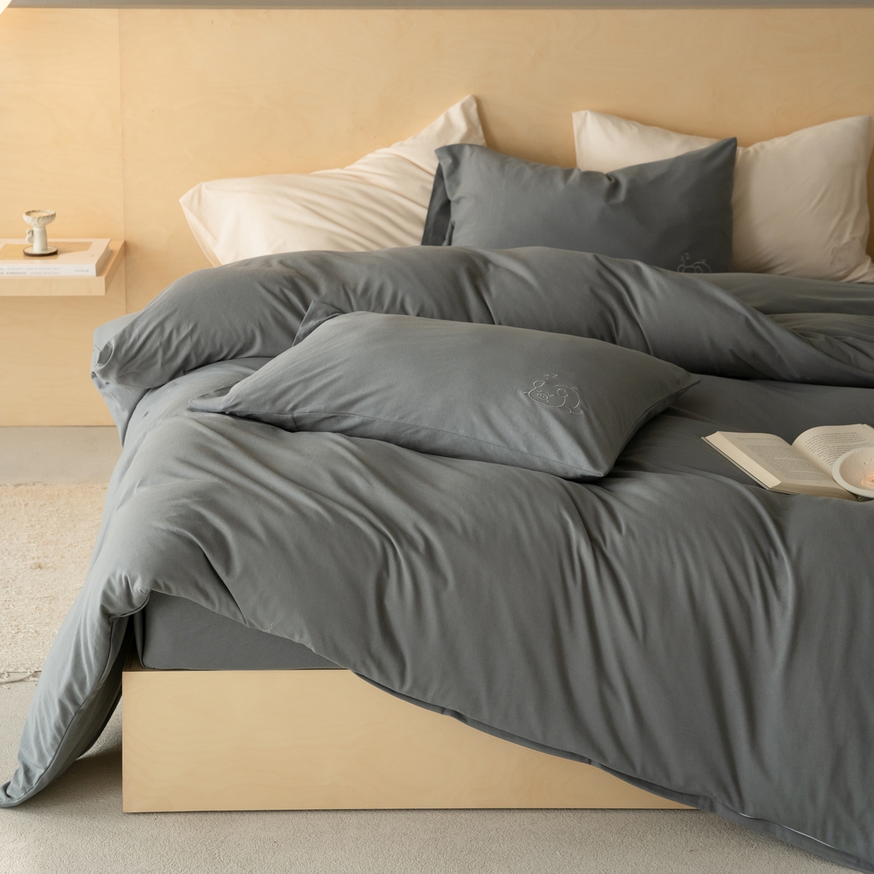 91家纺网 家纺一手货源 找家纺 华超针织 2026新款全棉天竺棉针织刺绣四件套-猪事顺利 猪事顺利-深灰