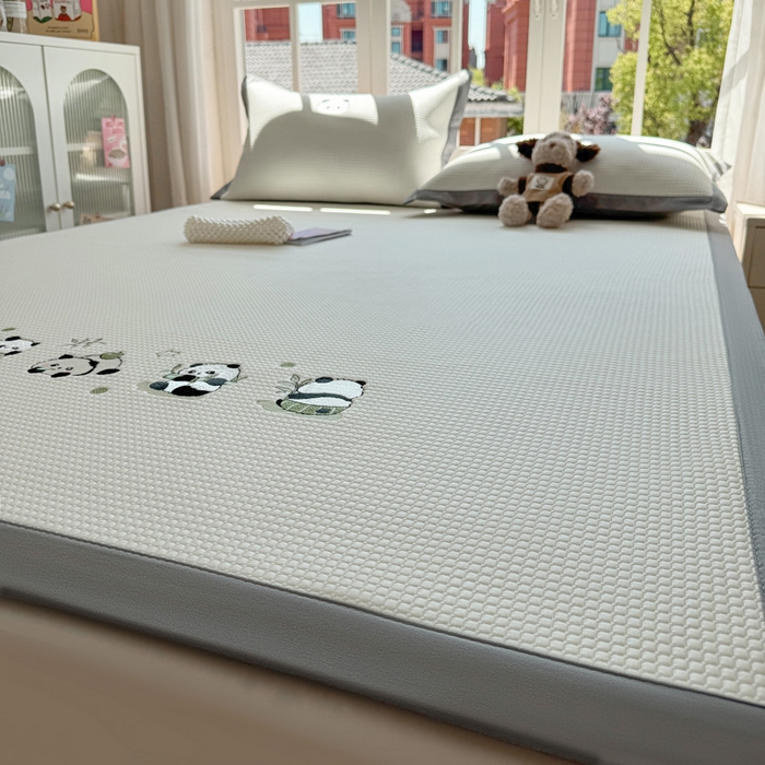 91家纺网 家纺一手货源 找家纺 凯罗 2026新款华夫格凉泡泡绣花凉席席子-床席款 奶熊兜兜