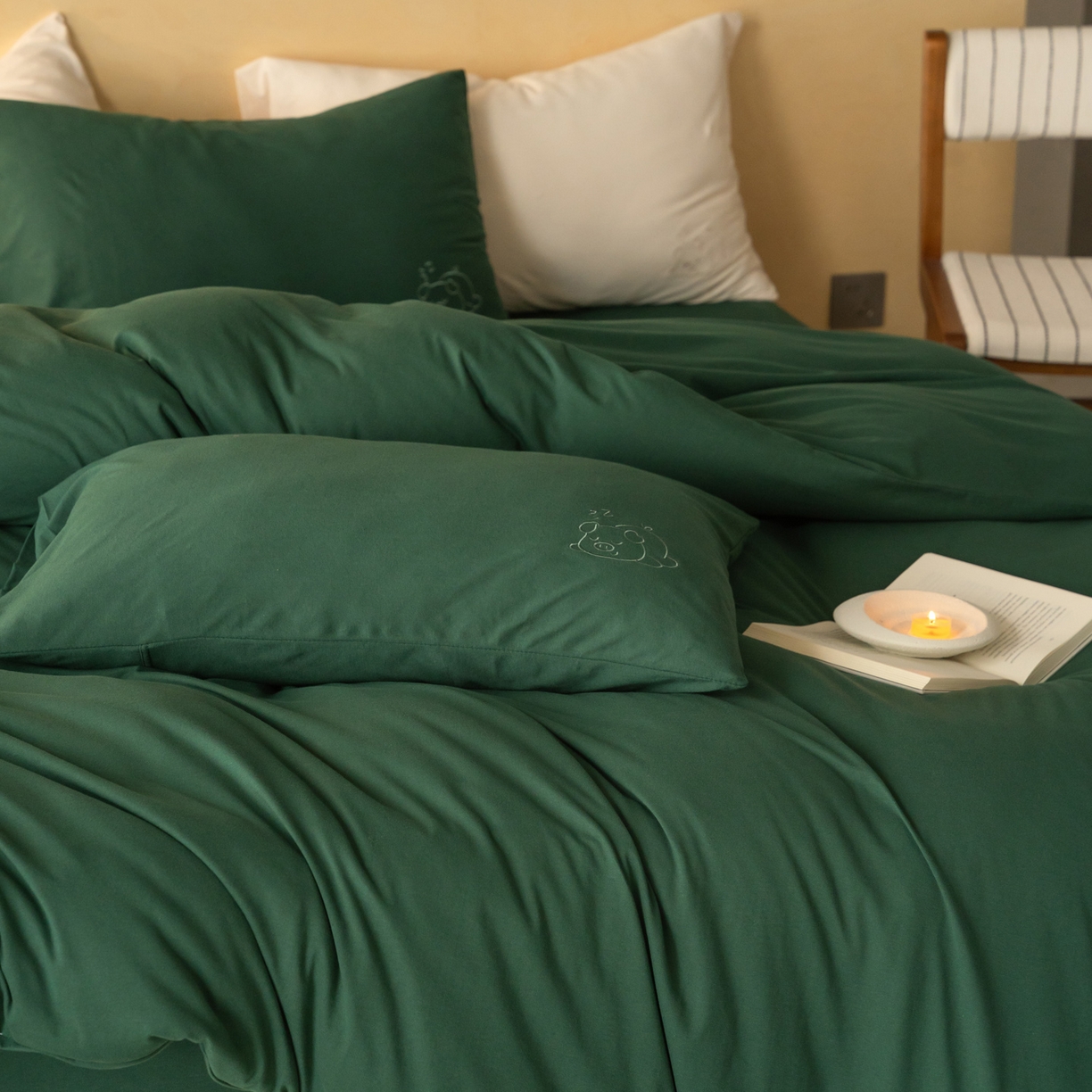 91家纺网 家纺一手货源 找家纺 华超针织 2026新款全棉天竺棉针织刺绣四件套-猪事顺利 猪事顺利-墨绿