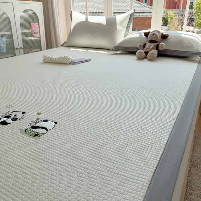 91家纺网 家纺一手货源 找家纺 凯罗 2026新款华夫格凉泡泡绣花凉席席子-床席款 奶熊兜兜