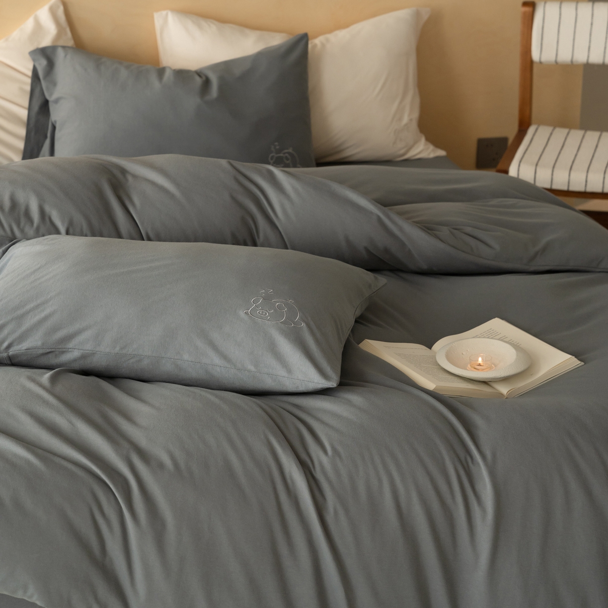 91家纺网 家纺一手货源 找家纺 华超针织 2026新款全棉天竺棉针织刺绣四件套-猪事顺利 猪事顺利-深灰