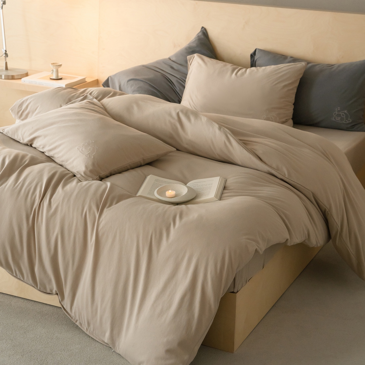 91家纺网 家纺一手货源 找家纺 华超针织 2026新款全棉天竺棉针织刺绣四件套-猪事顺利 猪事顺利-杏色