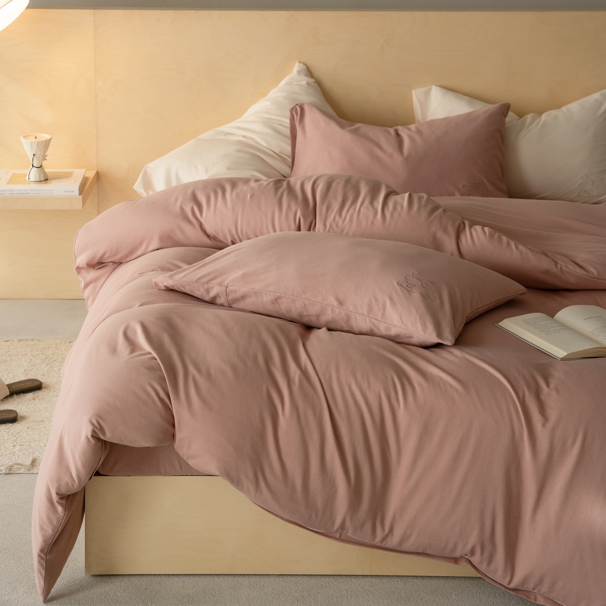 91家纺网 家纺一手货源 找家纺 华超针织 2026新款全棉天竺棉针织刺绣四件套-猪事顺利 猪事顺利-紫粉