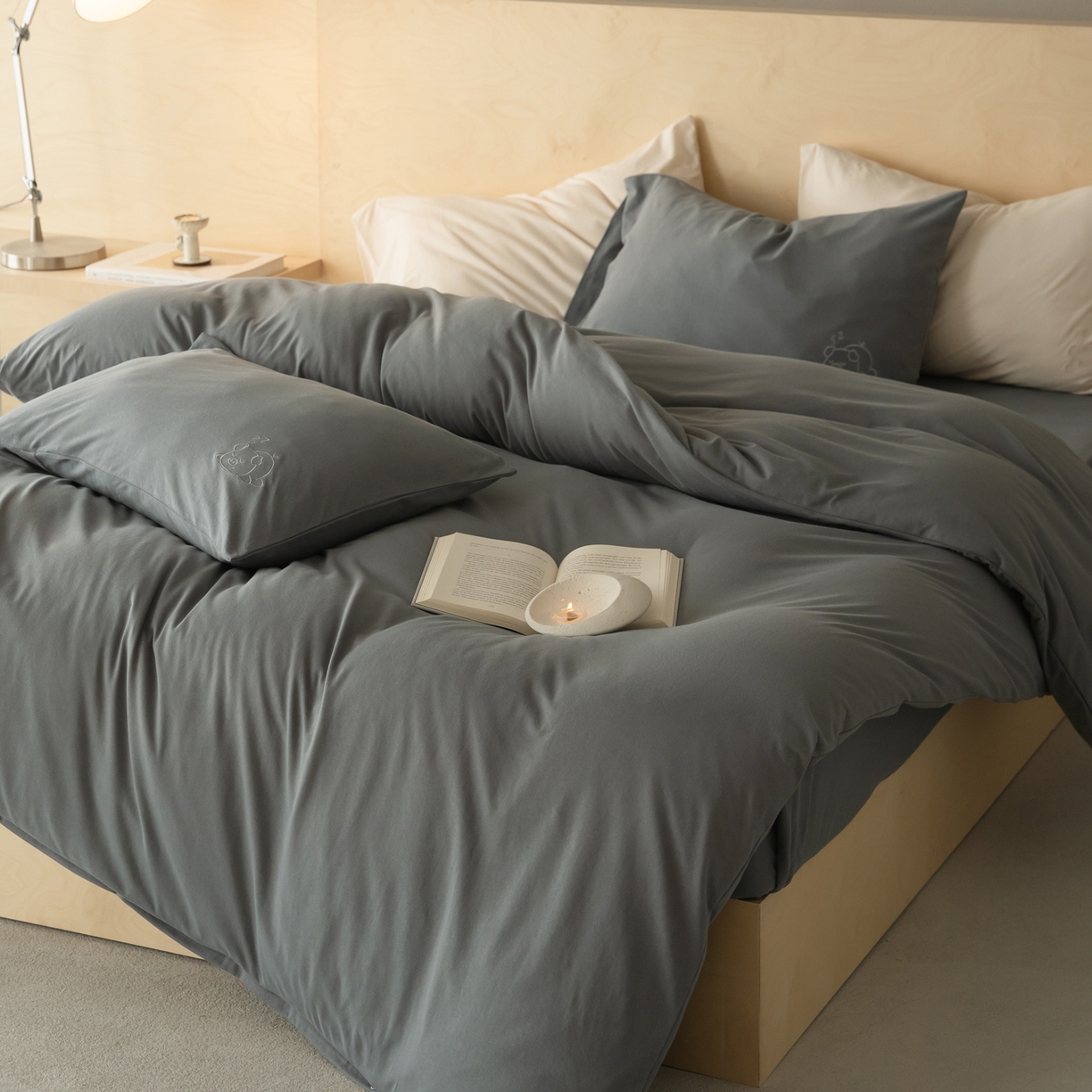 91家纺网 家纺一手货源 找家纺 华超针织 2026新款全棉天竺棉针织刺绣四件套-猪事顺利 猪事顺利-深灰