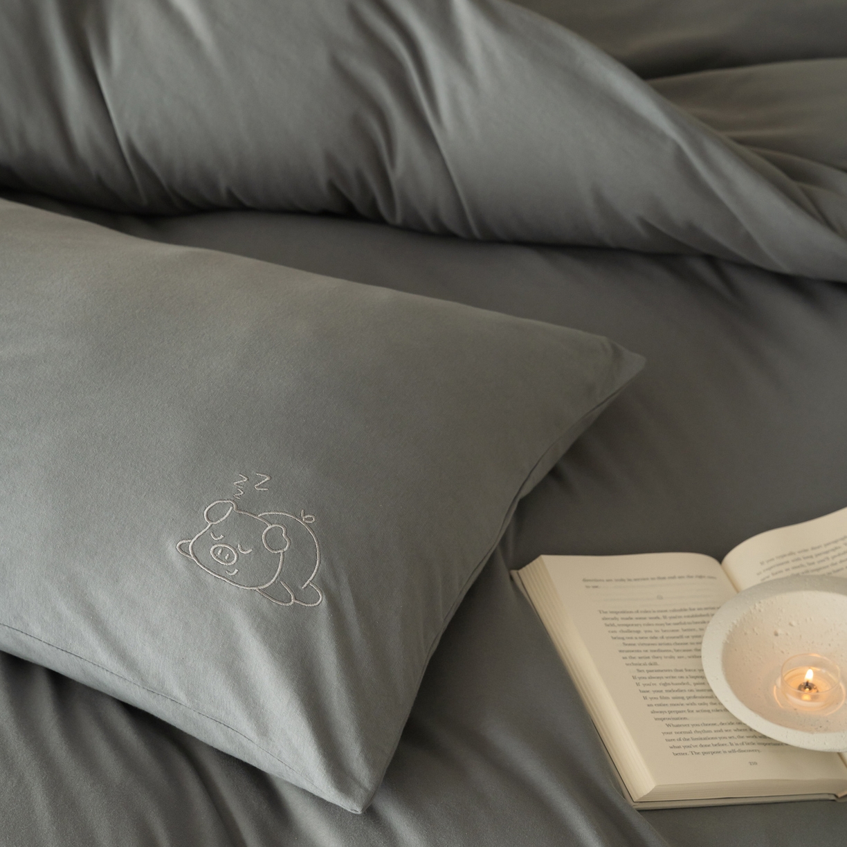 91家纺网 家纺一手货源 找家纺 华超针织 2026新款全棉天竺棉针织刺绣四件套-猪事顺利 猪事顺利-深灰