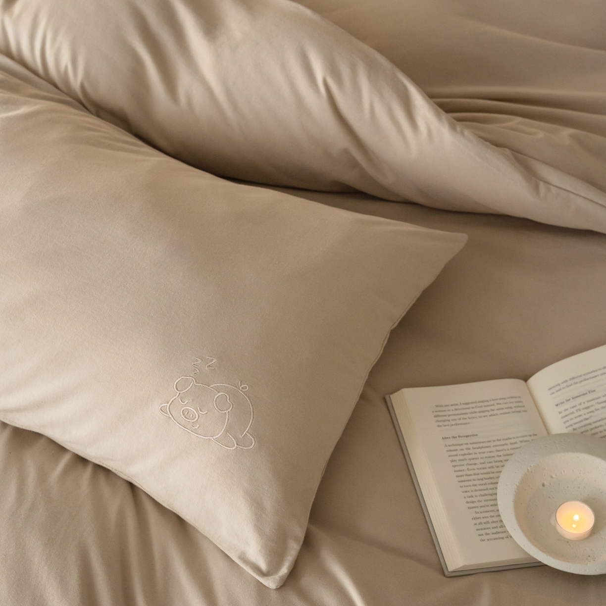 91家纺网 家纺一手货源 找家纺 华超针织 2026新款全棉天竺棉针织刺绣四件套-猪事顺利 猪事顺利-杏色