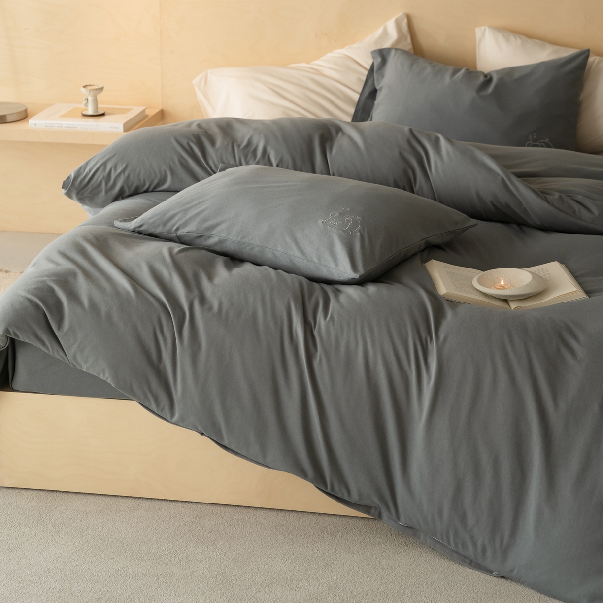 91家纺网 家纺一手货源 找家纺 华超针织 2026新款全棉天竺棉针织刺绣四件套-猪事顺利 猪事顺利-深灰