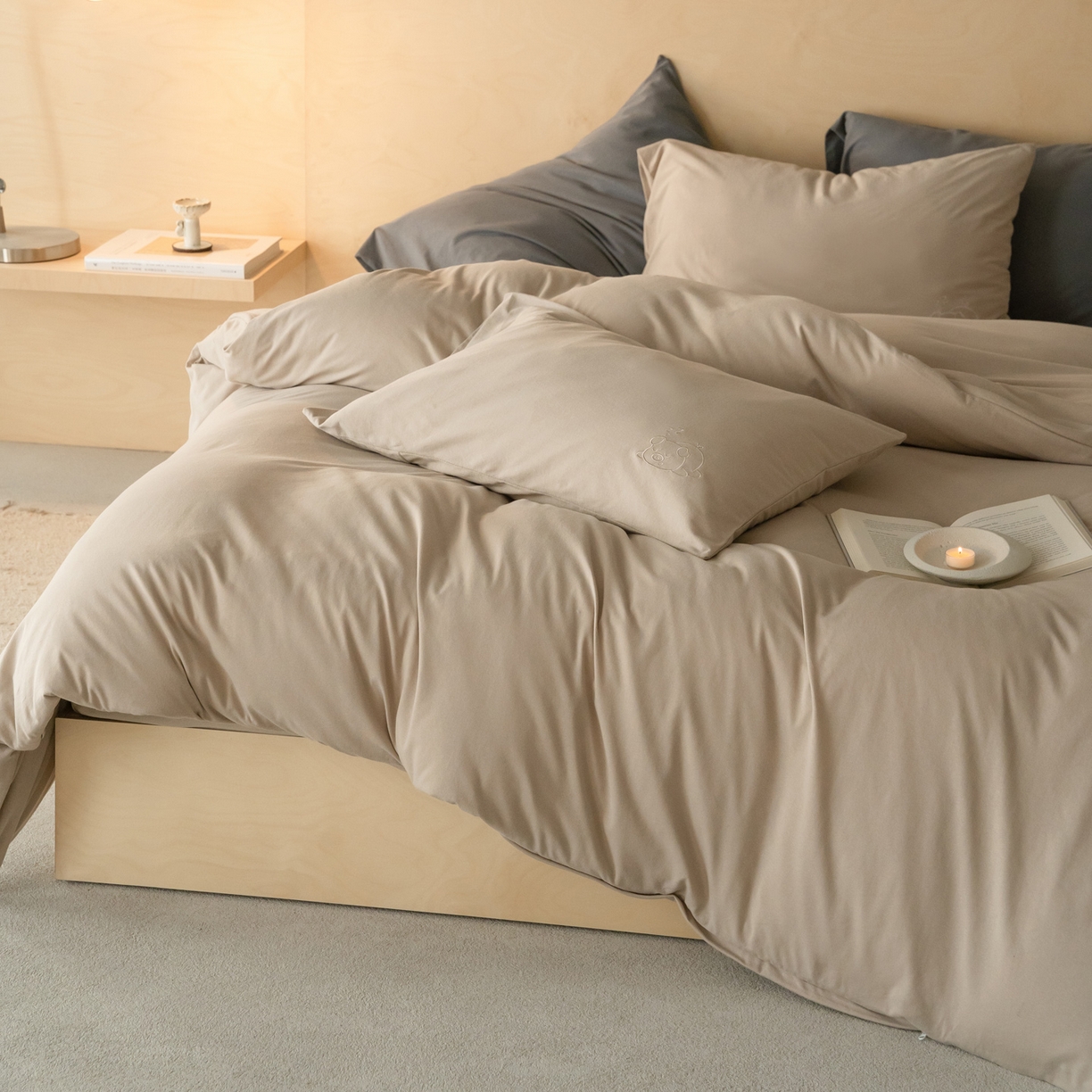 91家纺网 家纺一手货源 找家纺 华超针织 2026新款全棉天竺棉针织刺绣四件套-猪事顺利 猪事顺利-杏色