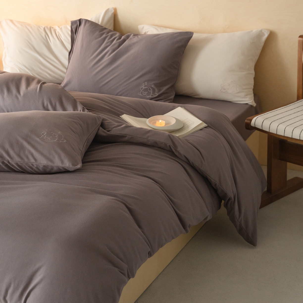 91家纺网 家纺一手货源 找家纺 华超针织 2026新款全棉天竺棉针织刺绣四件套-猪事顺利 猪事顺利-藕色