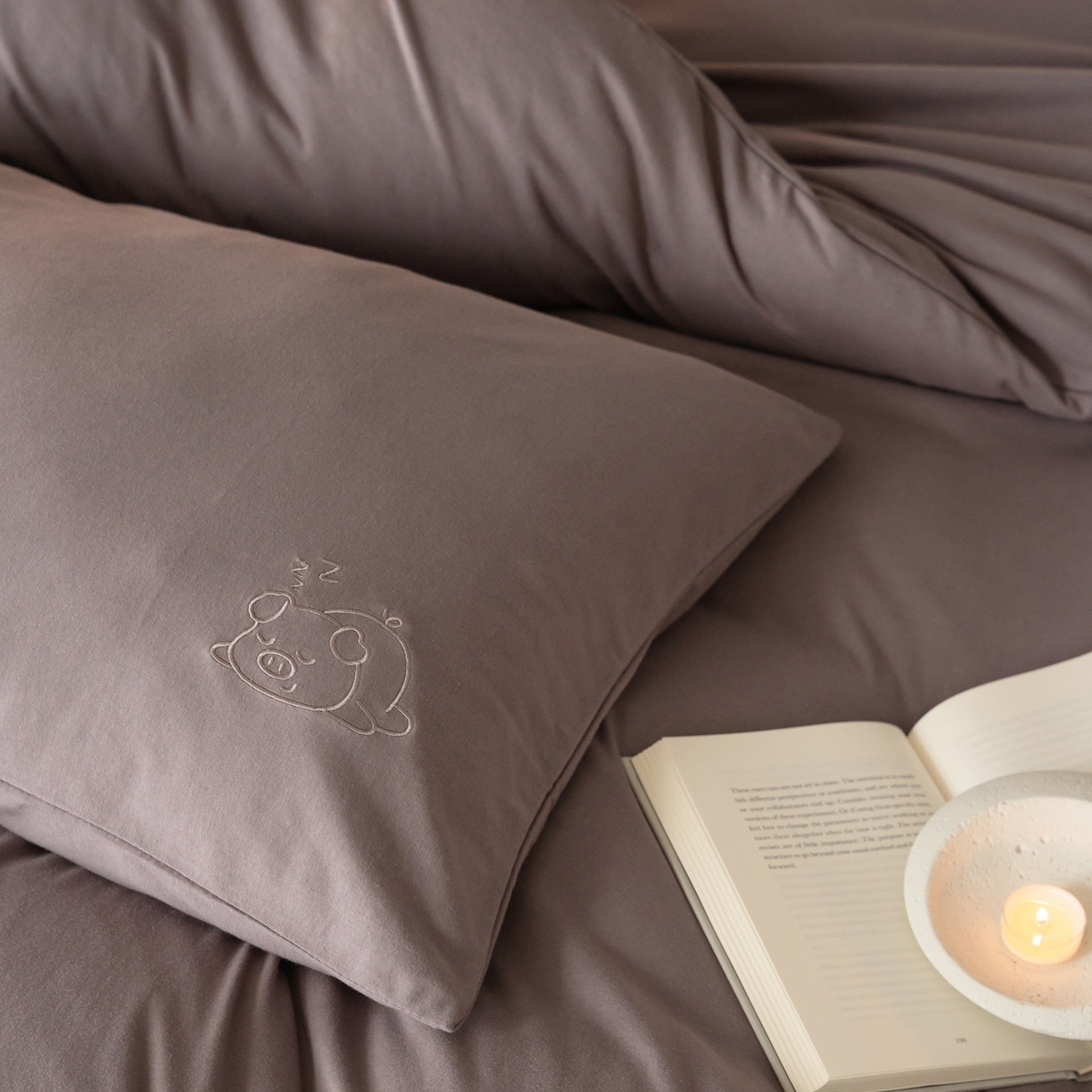 91家纺网 家纺一手货源 找家纺 华超针织 2026新款全棉天竺棉针织刺绣四件套-猪事顺利 猪事顺利-藕色