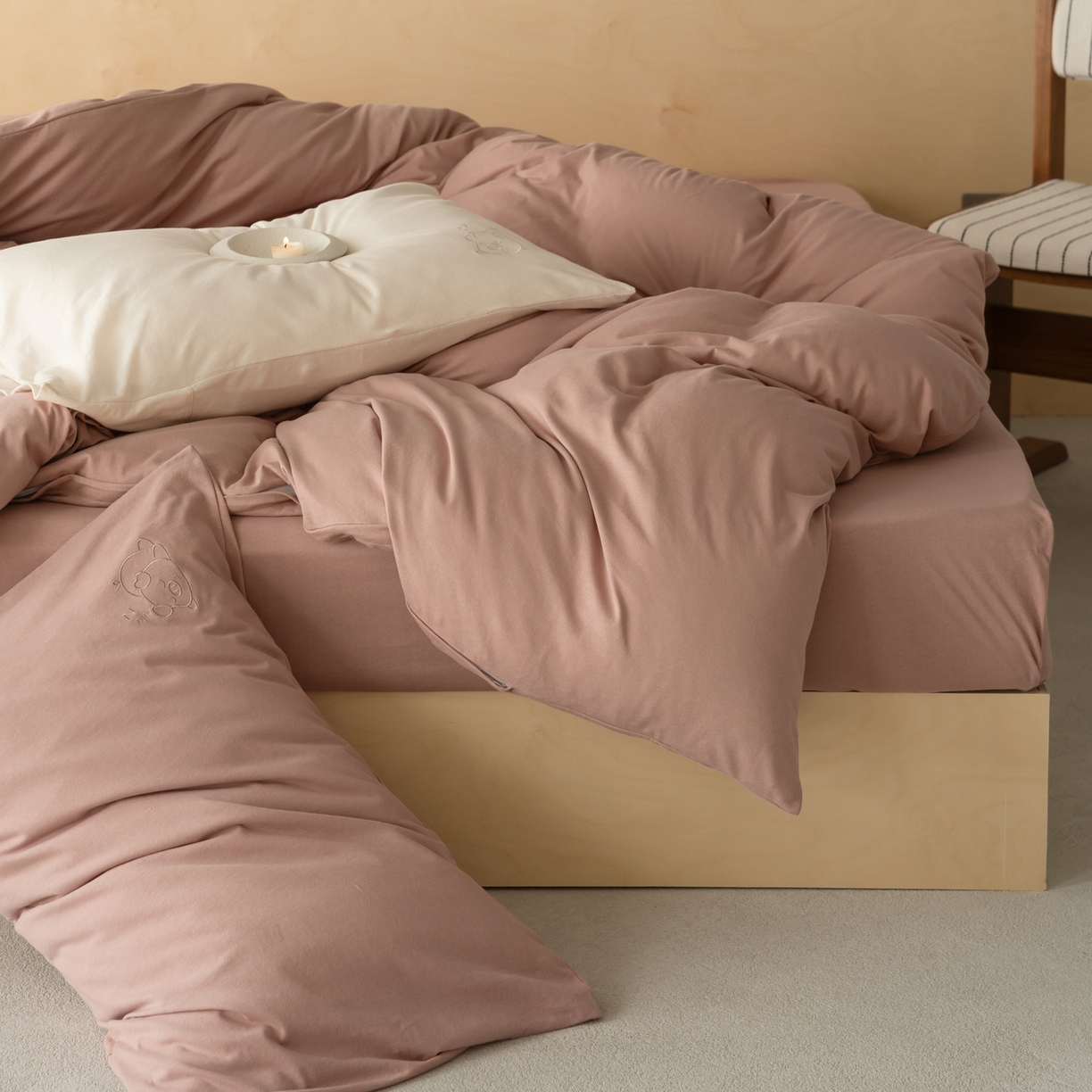 91家纺网 家纺一手货源 找家纺 华超针织 2026新款全棉天竺棉针织刺绣四件套-猪事顺利 猪事顺利-紫粉