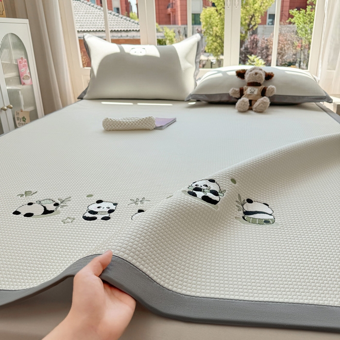 91家纺网 家纺一手货源 找家纺 凯罗 2026新款华夫格凉泡泡绣花凉席席子-床席款 奶熊兜兜