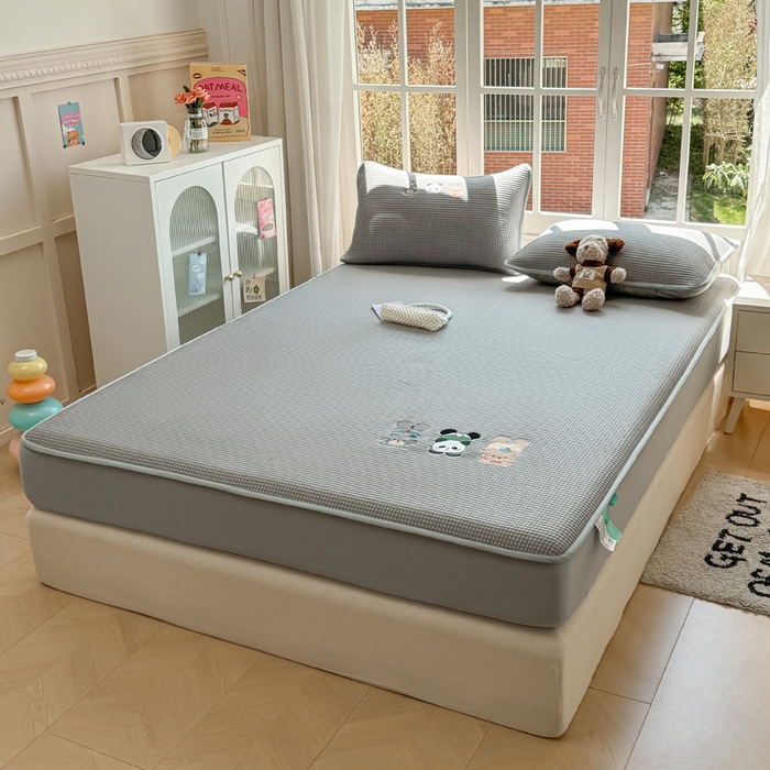 91家纺网 家纺一手货源 找家纺 凯罗 2026新款华夫格凉泡泡绣花凉席席子-床笠款 一起发个呆