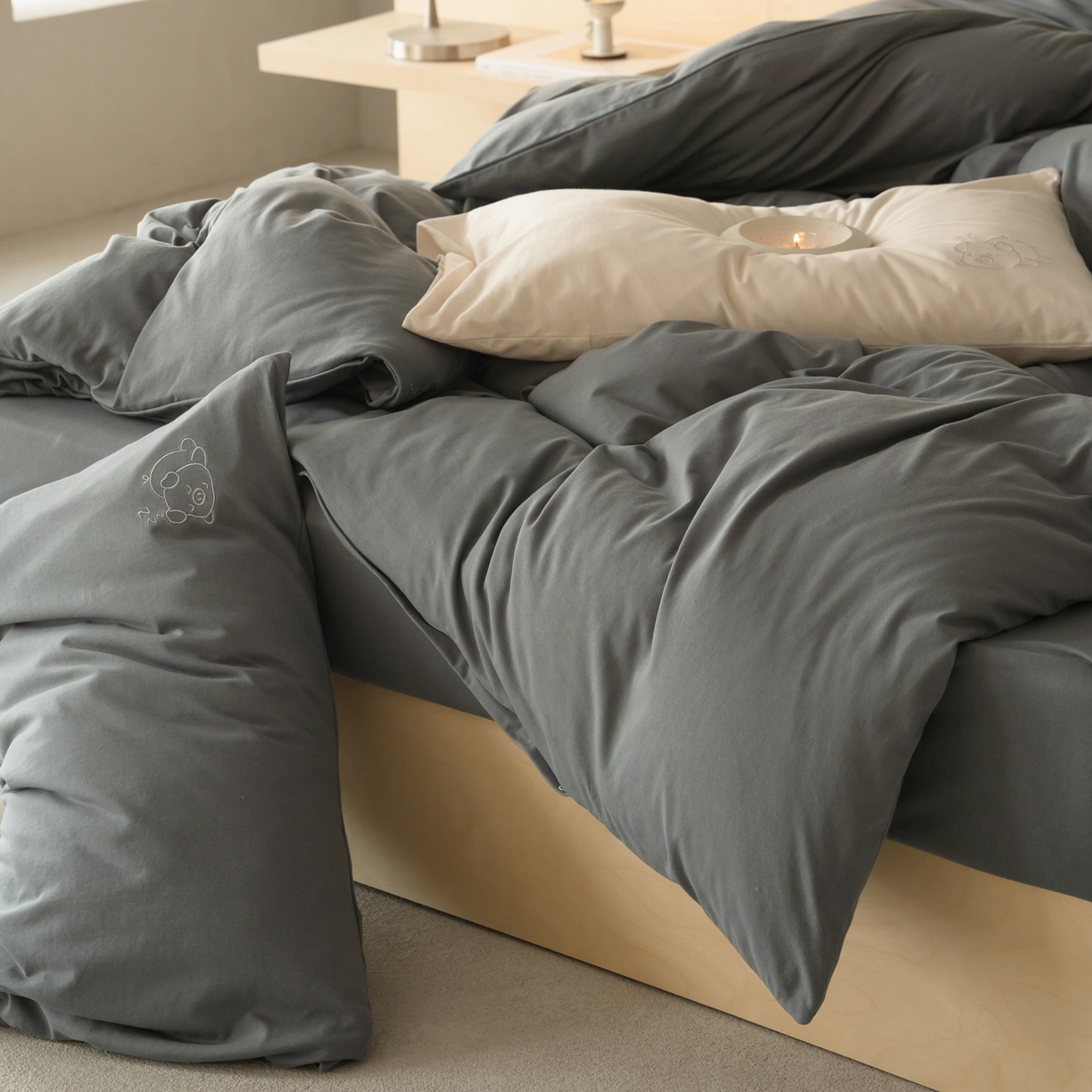 91家纺网 家纺一手货源 找家纺 华超针织 2026新款全棉天竺棉针织刺绣四件套-猪事顺利 猪事顺利-深灰