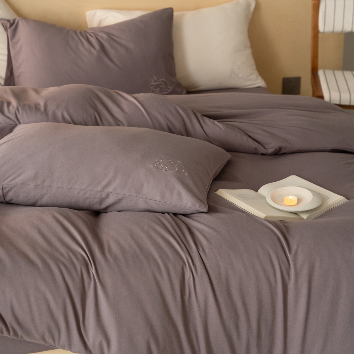 91家纺网 家纺一手货源 找家纺 华超针织 2026新款全棉天竺棉针织刺绣四件套-猪事顺利 猪事顺利-藕色