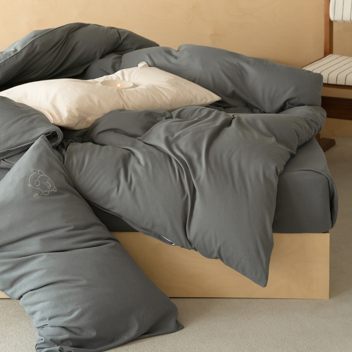 91家纺网 家纺一手货源 找家纺 华超针织 2026新款全棉天竺棉针织刺绣四件套-猪事顺利 猪事顺利-深灰