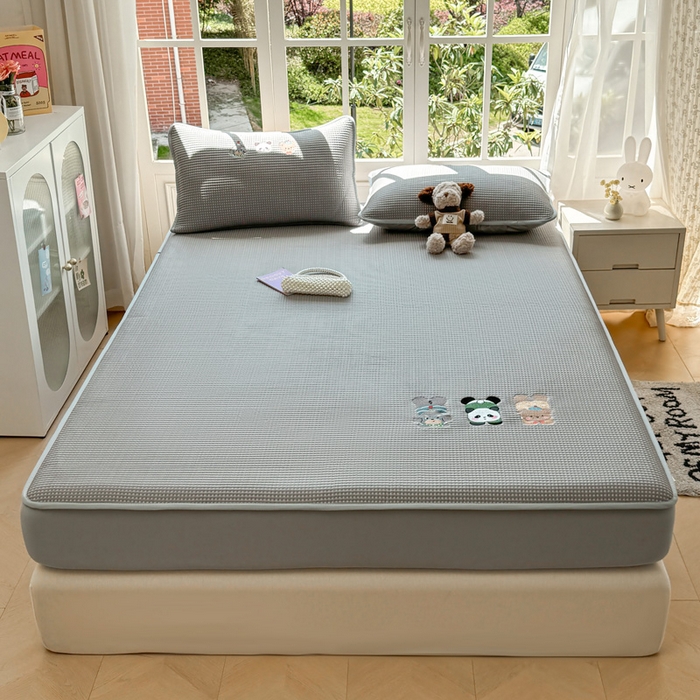 91家纺网 家纺一手货源 找家纺 凯罗 2026新款华夫格凉泡泡绣花凉席席子-床笠款 一起发个呆