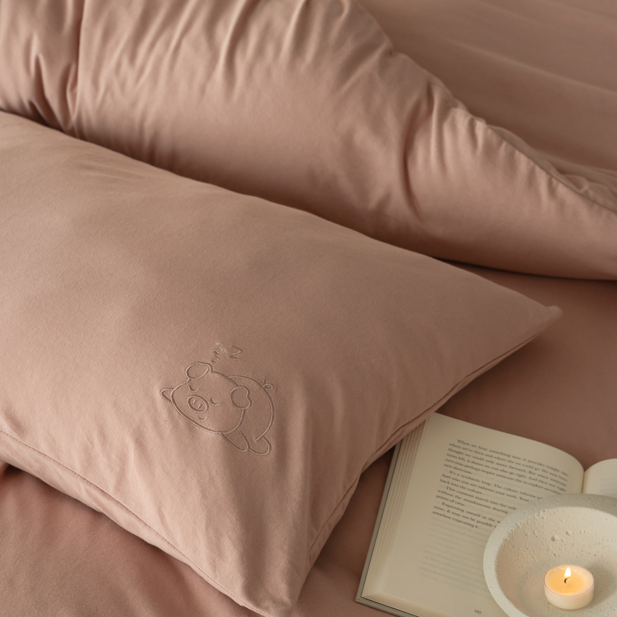 91家纺网 家纺一手货源 找家纺 华超针织 2026新款全棉天竺棉针织刺绣四件套-猪事顺利 猪事顺利-紫粉