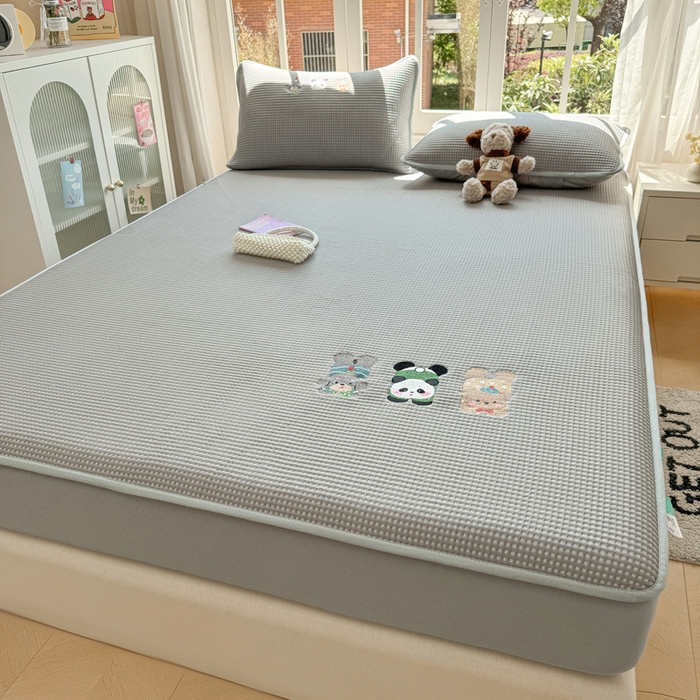 91家纺网 家纺一手货源 找家纺 凯罗 2026新款华夫格凉泡泡绣花凉席席子-床笠款 一起发个呆