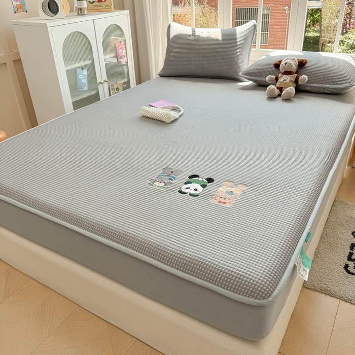 91家纺网 家纺一手货源 找家纺 凯罗 2026新款华夫格凉泡泡绣花凉席席子-床笠款 一起发个呆