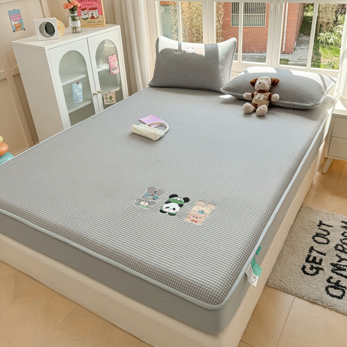 91家纺网 家纺一手货源 找家纺 凯罗 2026新款华夫格凉泡泡绣花凉席席子-床笠款 一起发个呆