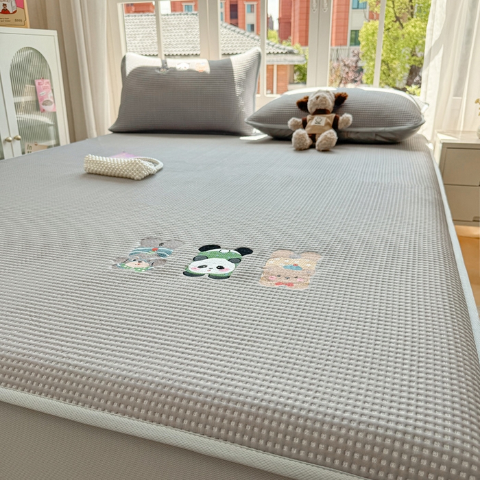 91家纺网 家纺一手货源 找家纺 凯罗 2026新款华夫格凉泡泡绣花凉席席子-床笠款 一起发个呆