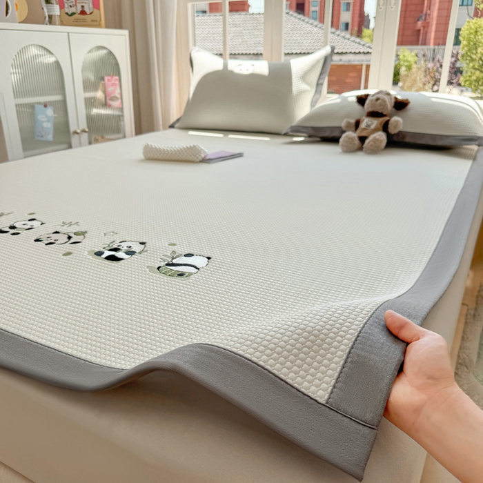 91家纺网 家纺一手货源 找家纺 凯罗 2026新款华夫格凉泡泡绣花凉席席子-床席款 奶熊兜兜