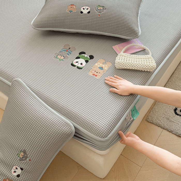 91家纺网 家纺一手货源 找家纺 凯罗 2026新款华夫格凉泡泡绣花凉席席子-床笠款 一起发个呆