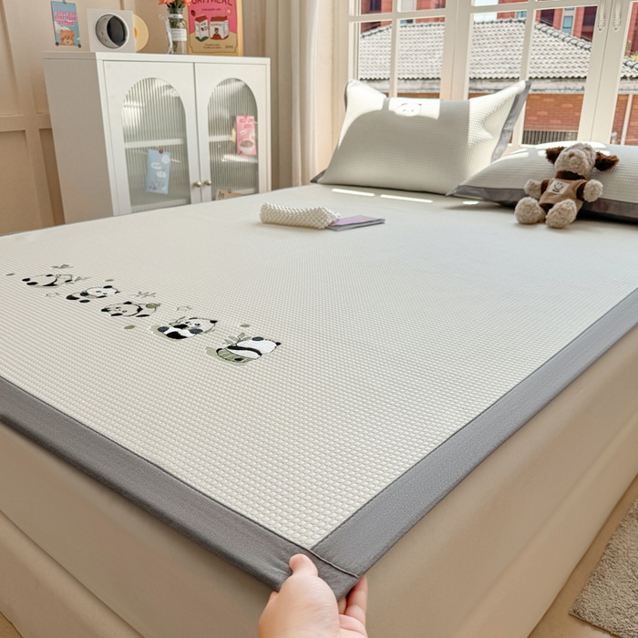 91家纺网 家纺一手货源 找家纺 凯罗 2026新款华夫格凉泡泡绣花凉席席子-床席款 奶熊兜兜