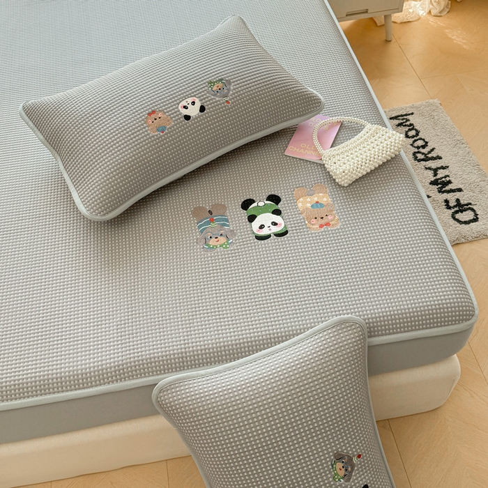 91家纺网 家纺一手货源 找家纺 凯罗 2026新款华夫格凉泡泡绣花凉席席子-床笠款 一起发个呆