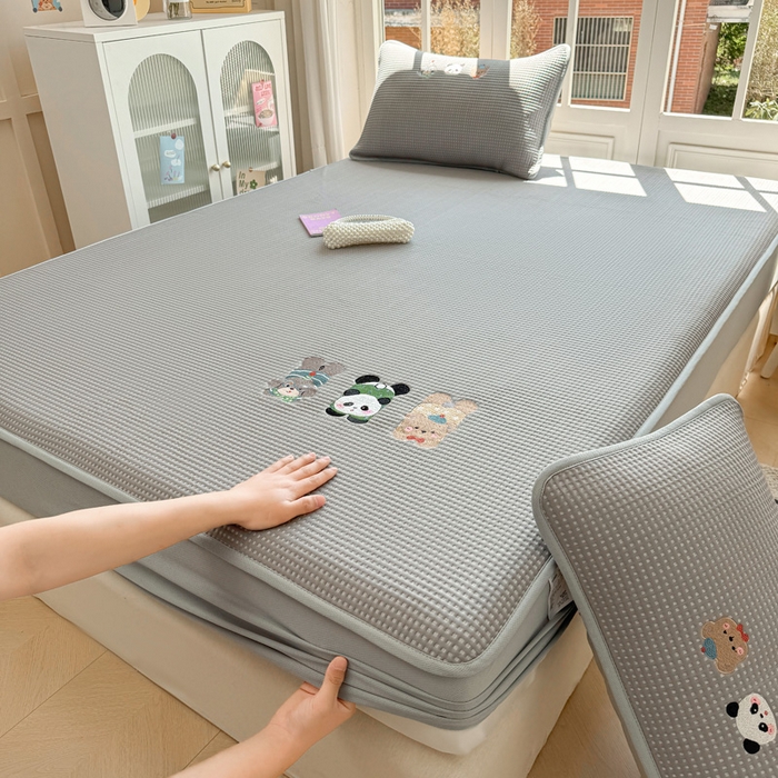 91家纺网 家纺一手货源 找家纺 凯罗 2026新款华夫格凉泡泡绣花凉席席子-床笠款 一起发个呆