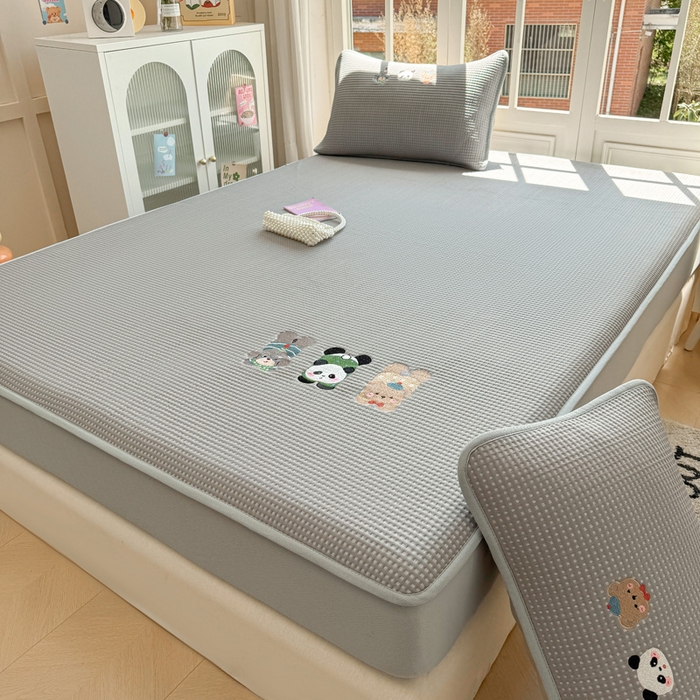 91家纺网 家纺一手货源 找家纺 凯罗 2026新款华夫格凉泡泡绣花凉席席子-床笠款 一起发个呆