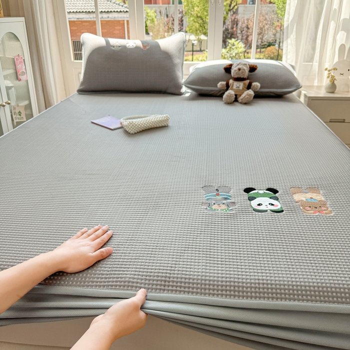 91家纺网 家纺一手货源 找家纺 凯罗 2026新款华夫格凉泡泡绣花凉席席子-床笠款 一起发个呆