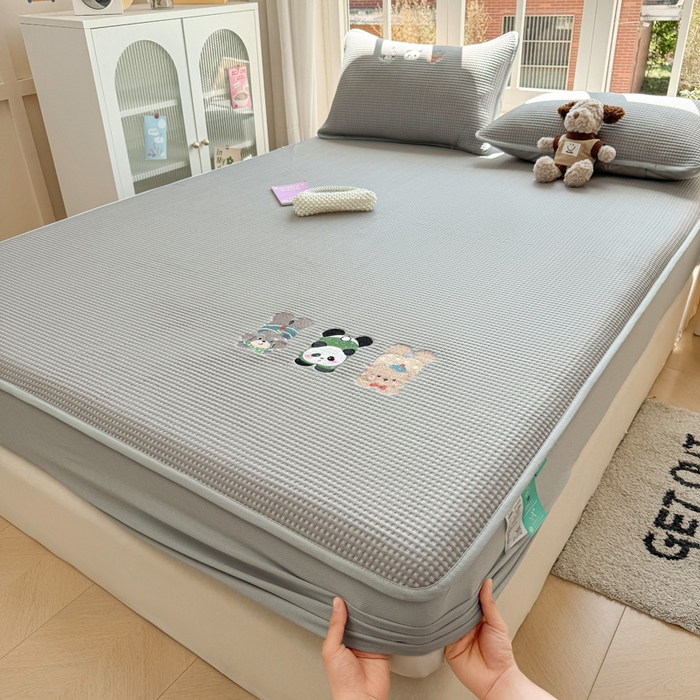 91家纺网 家纺一手货源 找家纺 凯罗 2026新款华夫格凉泡泡绣花凉席席子-床笠款 一起发个呆