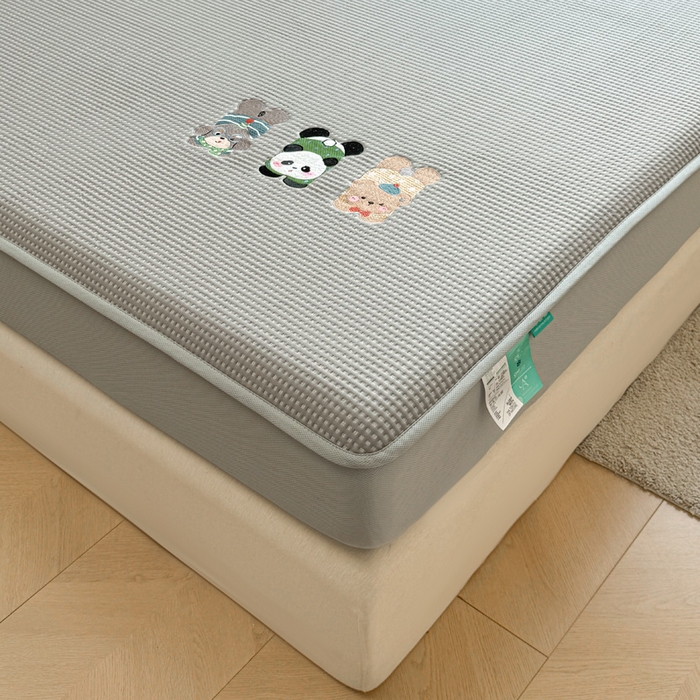 91家纺网 家纺一手货源 找家纺 凯罗 2026新款华夫格凉泡泡绣花凉席席子-床笠款 一起发个呆