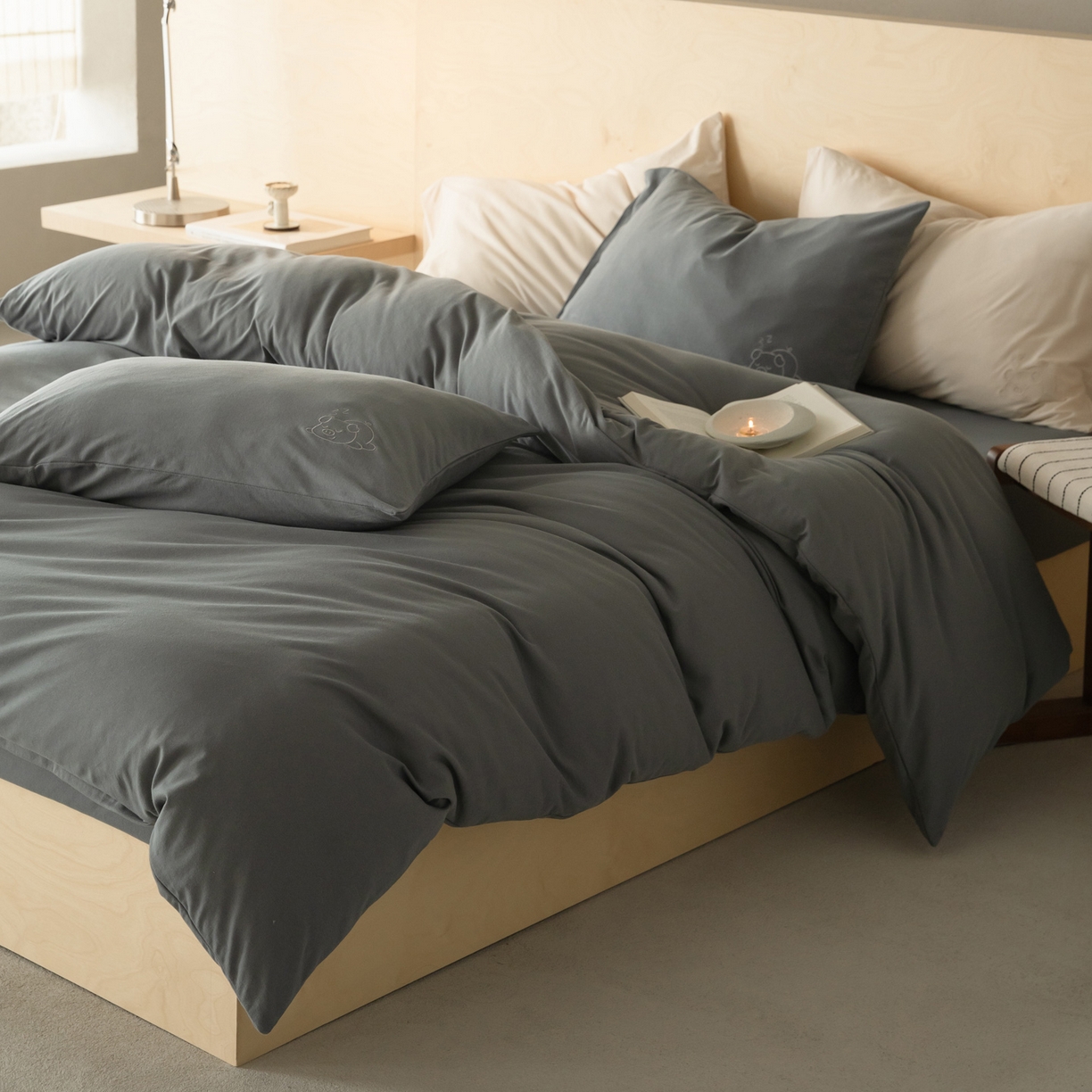 91家纺网 家纺一手货源 找家纺 华超针织 2026新款全棉天竺棉针织刺绣四件套-猪事顺利 猪事顺利-深灰