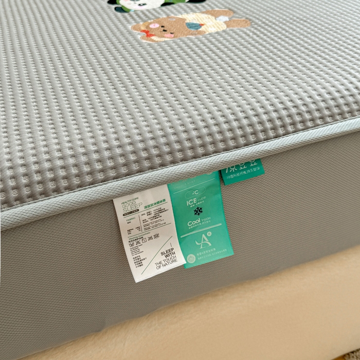 91家纺网 家纺一手货源 找家纺 凯罗 2026新款华夫格凉泡泡绣花凉席席子-床笠款 一起发个呆