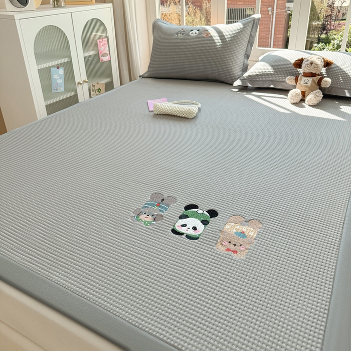 91家纺网 家纺一手货源 找家纺 凯罗 2026新款华夫格凉泡泡绣花凉席席子-床席款 一起发个呆