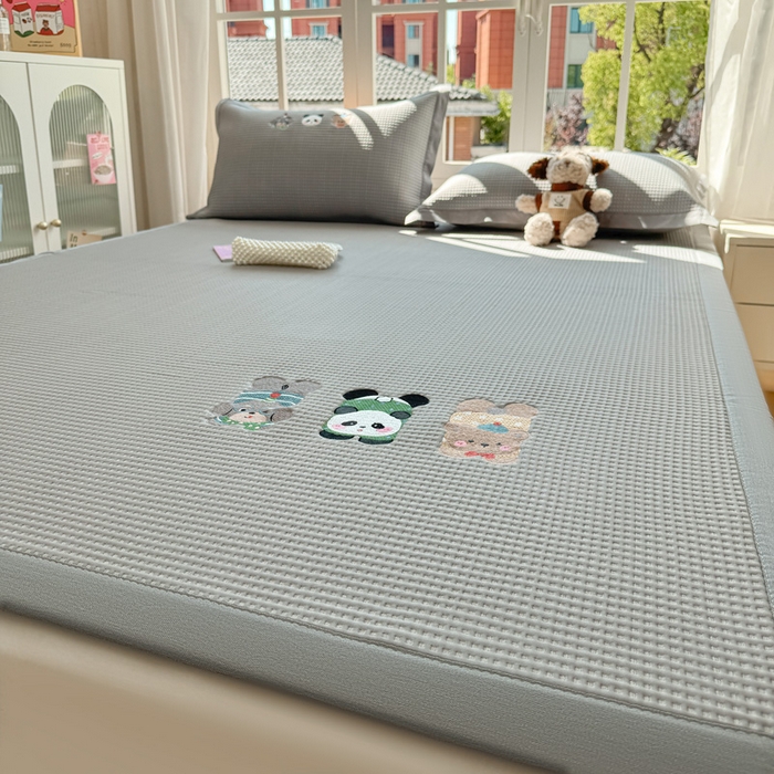 91家纺网 家纺一手货源 找家纺 凯罗 2026新款华夫格凉泡泡绣花凉席席子-床席款 一起发个呆