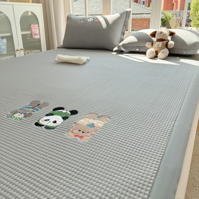 91家纺网 家纺一手货源 找家纺 凯罗 2026新款华夫格凉泡泡绣花凉席席子-床席款 一起发个呆