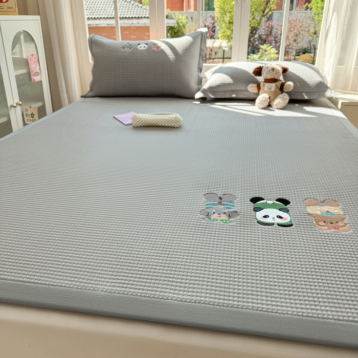 91家纺网 家纺一手货源 找家纺 凯罗 2026新款华夫格凉泡泡绣花凉席席子-床席款 一起发个呆