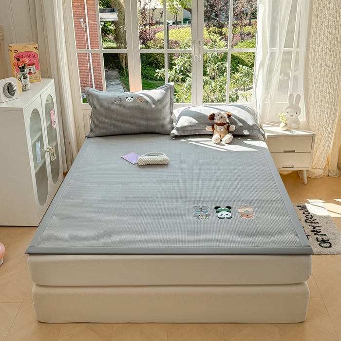 91家纺网 家纺一手货源 找家纺 凯罗 2026新款华夫格凉泡泡绣花凉席席子-床席款 一起发个呆