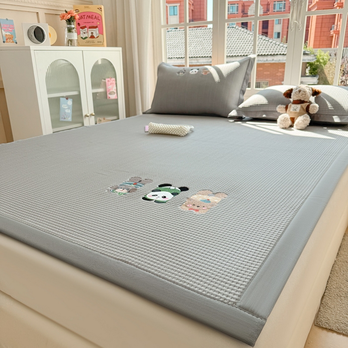 91家纺网 家纺一手货源 找家纺 凯罗 2026新款华夫格凉泡泡绣花凉席席子-床席款 一起发个呆