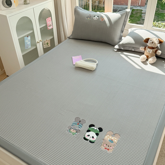 91家纺网 家纺一手货源 找家纺 凯罗 2026新款华夫格凉泡泡绣花凉席席子-床席款 一起发个呆